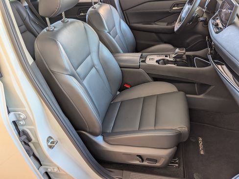 Used 2025 Nissan Rogue SL w/ Tech Package image 21