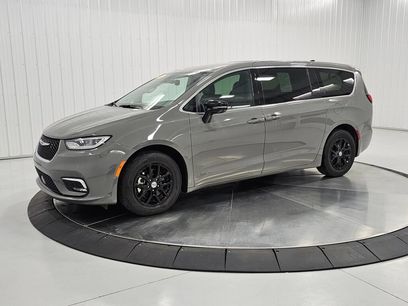 Used 2025 Chrysler Pacifica Select