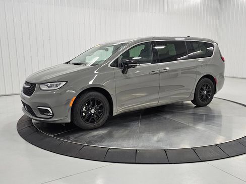 Used 2025 Chrysler Pacifica Select FWD image 1
