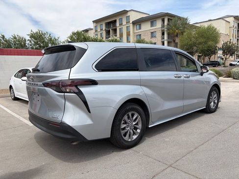 Used 2023 Toyota Sienna XLE FWD image 3
