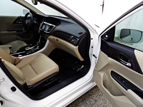 Used 2017 Honda Accord Touring image 13