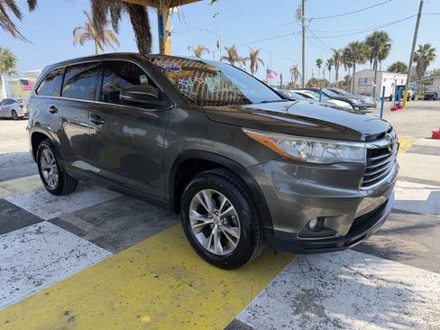 Used 2015 Toyota Highlander Plus FWD image 4
