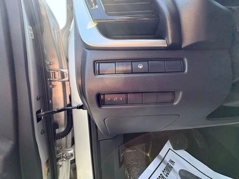 Used 2022 Nissan Rogue SV FWD image 11