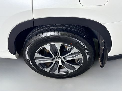 Certified 2023 Toyota Highlander XLE image 32