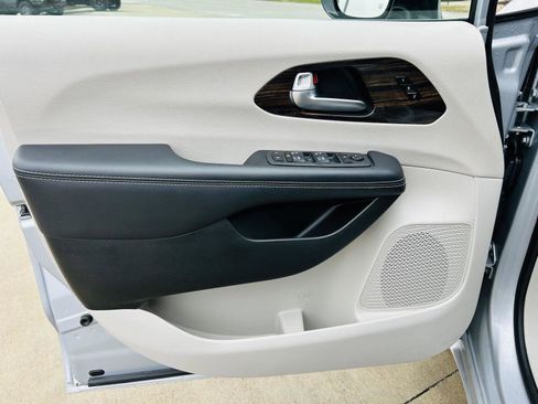 Used 2023 Chrysler Pacifica Limited image 14