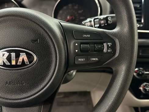 Used 2017 Kia Sedona LX image 28