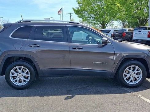 Used 2018 Jeep Cherokee Latitude Plus AWD/4WD image 9