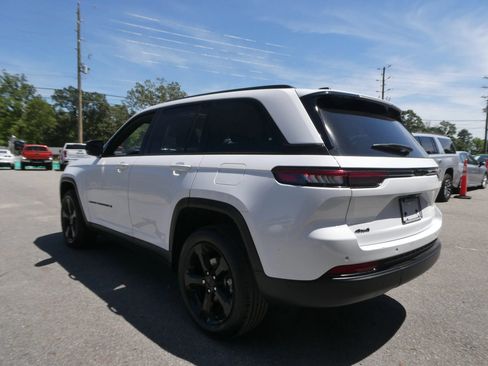 Used 2023 Jeep Grand Cherokee Altitude AWD/4WD image 8