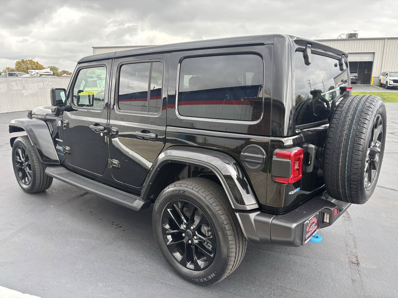 Used 2024 Jeep Wrangler Unlimited Sahara w/ Technology Group AWD/4WD image 5