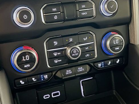Used 2024 GMC Yukon XL SLT w/ SLT Luxury Package AWD/4WD image 19