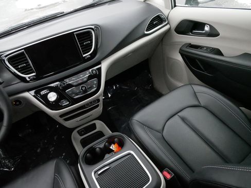 Used 2024 Chrysler Pacifica Touring-L image 11