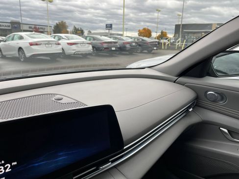 Used 2025 Hyundai Elantra SEL image 34