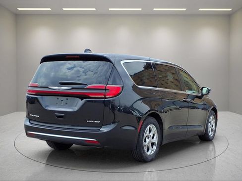 Used 2024 Chrysler Pacifica Limited FWD image 24