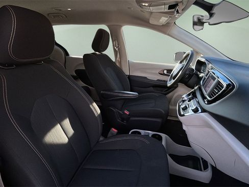 Used 2023 Chrysler Voyager LX image 15