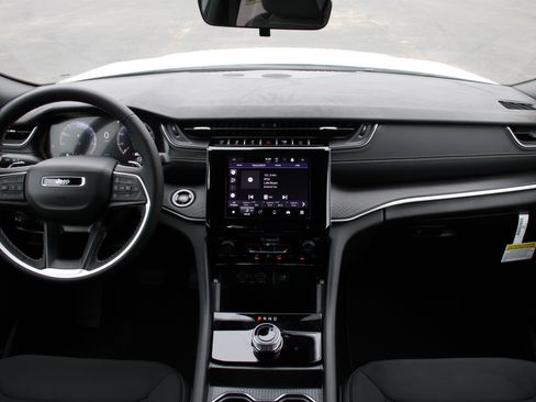 New 2025 Jeep Grand Cherokee L Laredo image 2