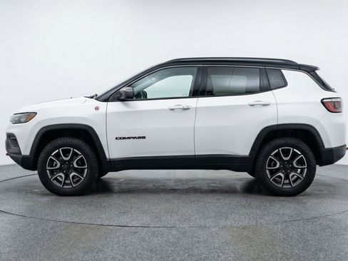 Used 2025 Jeep Compass Trailhawk image 5