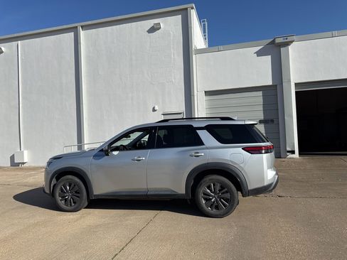 Used 2023 Nissan Pathfinder SV image 7