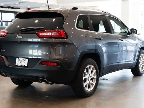 Used 2017 Jeep Cherokee Latitude w/ Comfort/Convenience Group AWD/4WD image 4