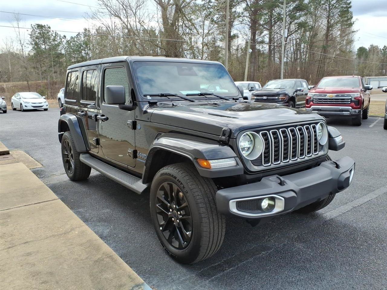 Used 2025 Jeep Wrangler Unlimited Sahara AWD/4WD image 3