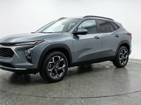 Used 2025 Chevrolet Trax LT w/ LT Convenience Package FWD image 3