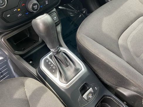 Used 2020 Jeep Renegade Latitude FWD image 29