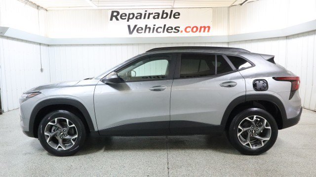 Used 2025 Chevrolet Trax LT FWD image 1