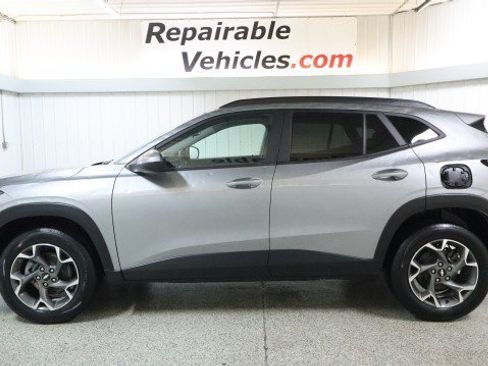 Used 2025 Chevrolet Trax LT FWD image 1