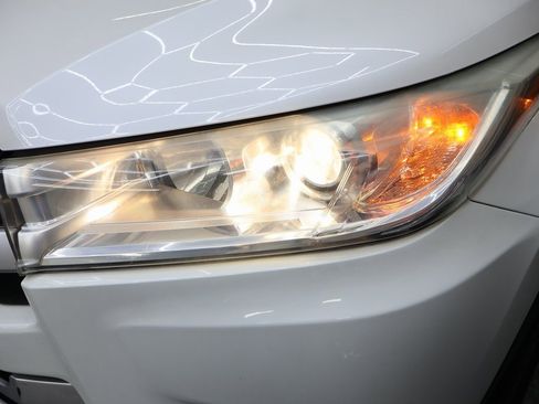 Used 2017 Toyota Highlander LE image 27