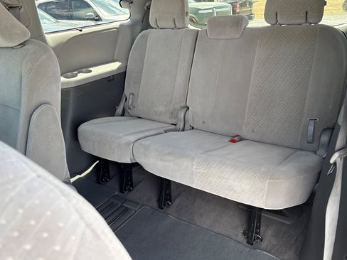 Used 2018 Toyota Sienna LE FWD image 17