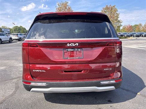 Used 2024 Kia Carnival EX image 10