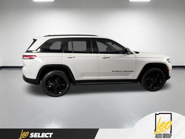 Used 2023 Jeep Grand Cherokee Altitude RWD image 6