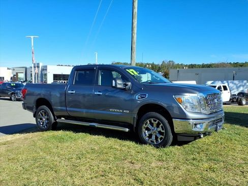 Used 2017 Nissan Titan SV image 2