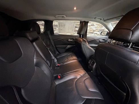 Used 2019 Jeep Cherokee Limited image 28