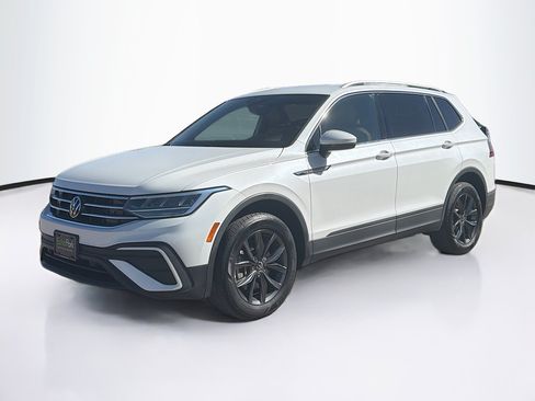 Used 2023 Volkswagen Tiguan SE AWD/4WD image 3