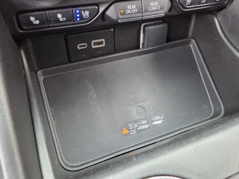 Used 2023 GMC Yukon SLT image 33