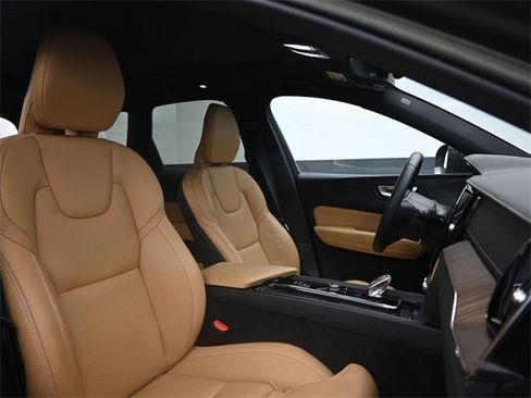 Used 2022 Volvo XC60 B5 Inscription w/ Protection Package Premier image 34