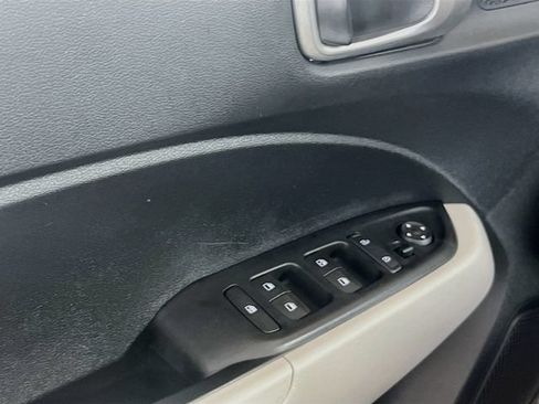 Used 2025 Hyundai Venue SEL FWD image 14