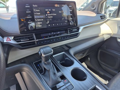 Used 2022 Toyota Sienna Platinum AWD/4WD image 11