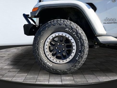 Certified 2020 Jeep Gladiator Overland AWD/4WD image 33