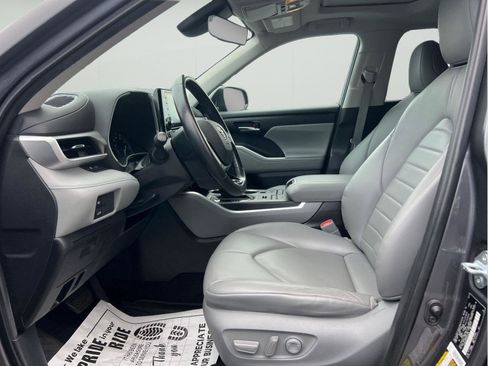 Used 2021 Toyota Highlander XLE AWD/4WD image 10