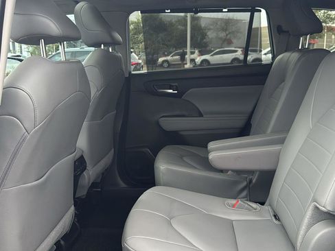 Certified 2024 Toyota Highlander XLE image 25