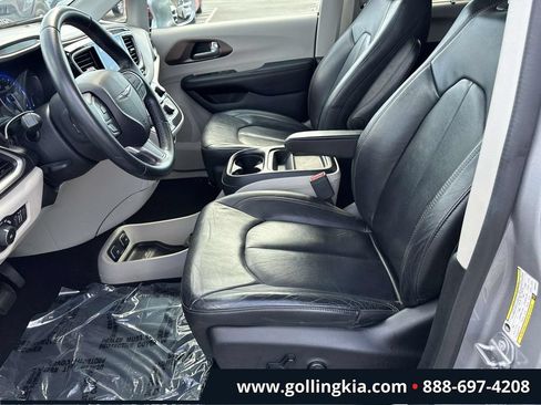 Used 2017 Chrysler Pacifica Touring-L w/ Tire & Wheel Group FWD image 16