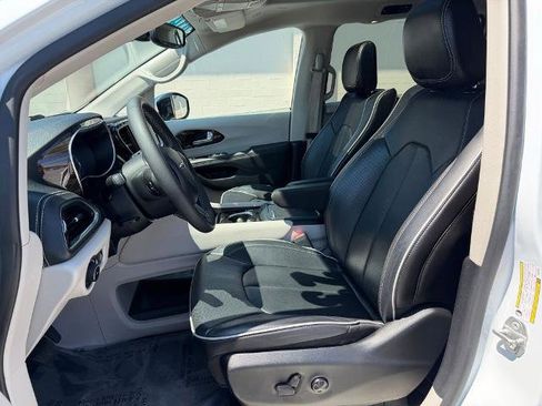 Used 2023 Chrysler Pacifica Limited AWD/4WD image 11