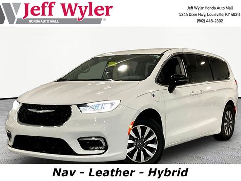 Used 2024 Chrysler Pacifica Limited FWD image 1