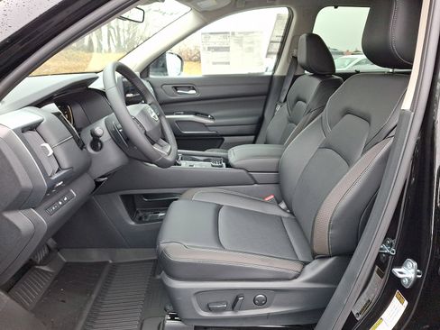 New 2026 Nissan Pathfinder SL image 9