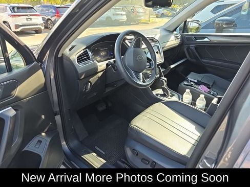 Used 2024 Volkswagen Tiguan SE w/ Panoramic Sunroof Package FWD image 3