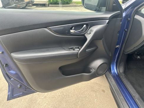 Used 2020 Nissan Rogue SV FWD image 25