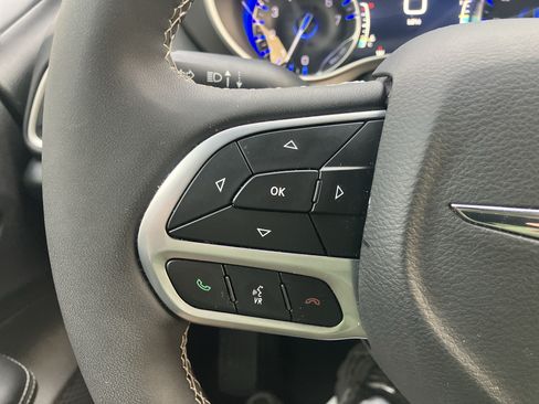 Used 2025 Chrysler Pacifica Select FWD image 26