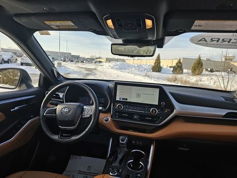 Used 2025 Toyota Highlander Platinum image 13