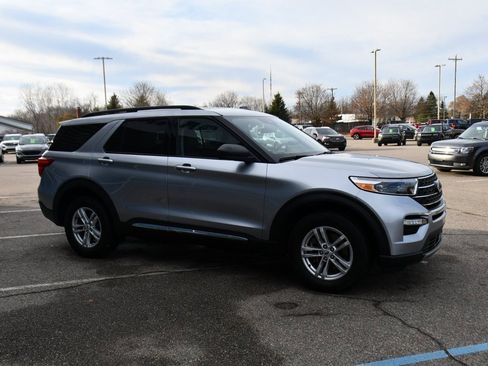 Used 2023 Ford Explorer XLT w/ Equipment Group 202A image 8